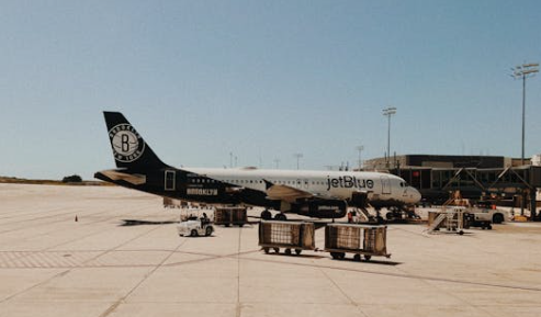 An Airplane on the Airport Tarmac / Credits: Luis Contf (Pexels)