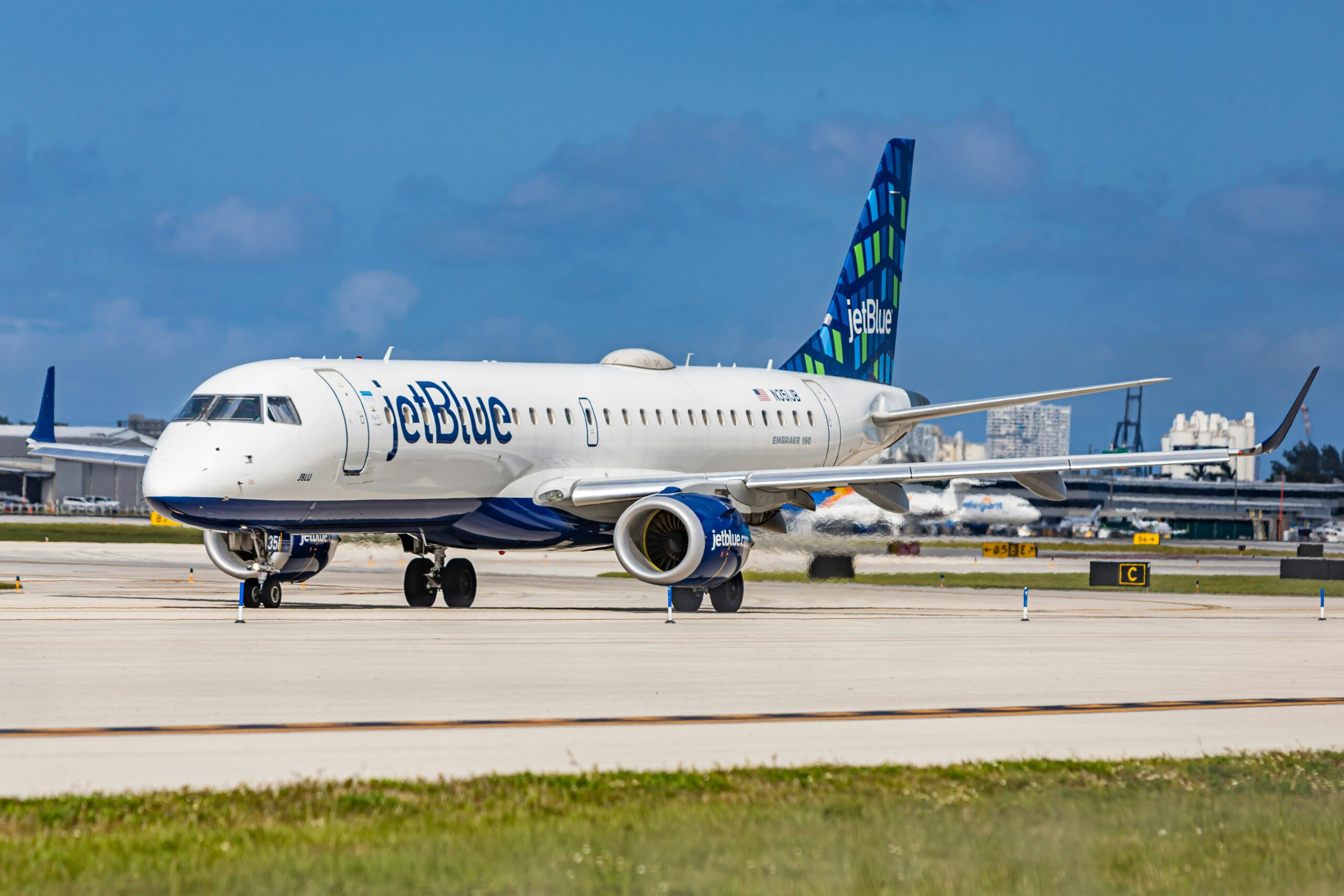 20 Years Strong: JetBlue Celebrates Milestone at Phoenix Sky Harbor!