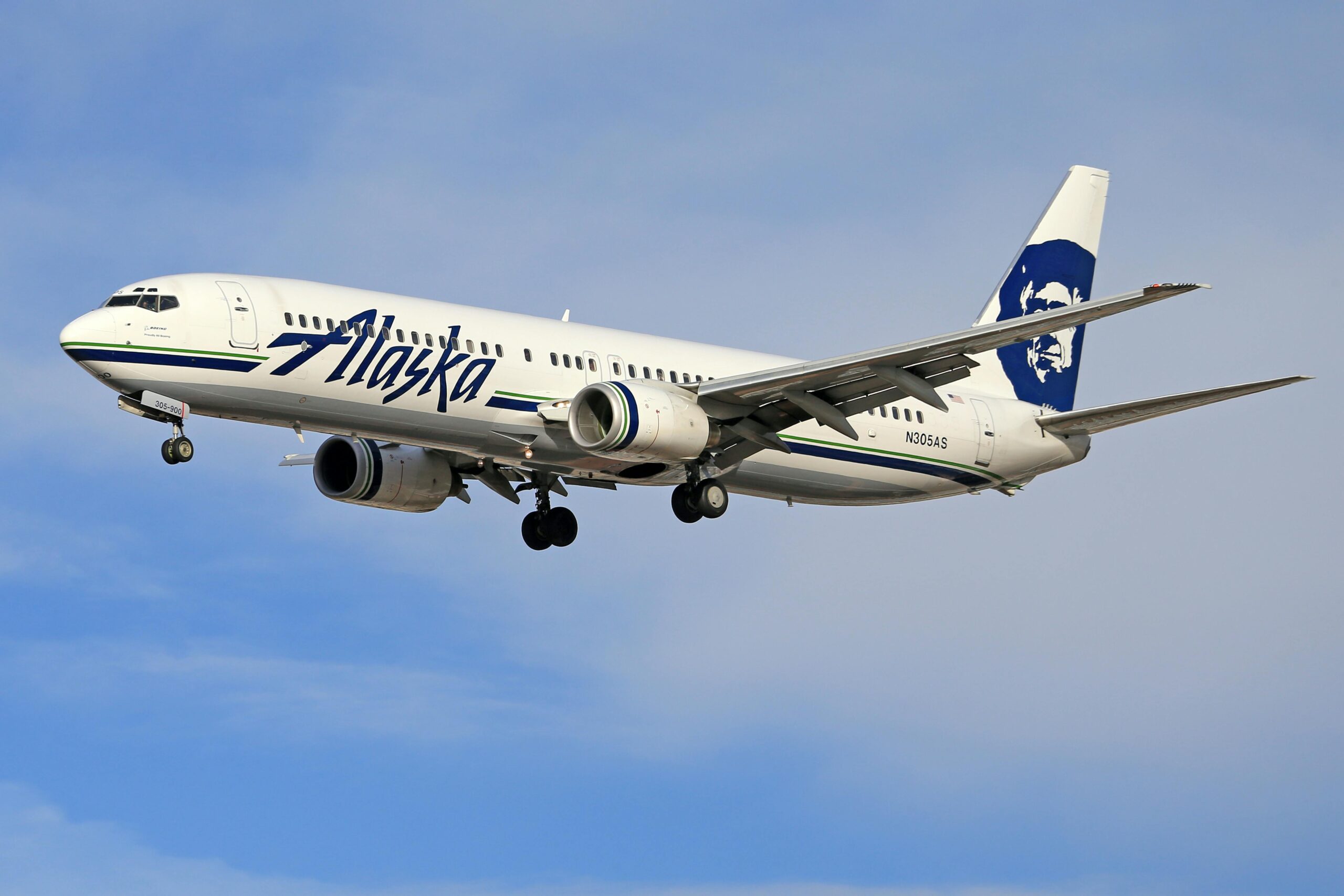 Alaska Airlines Flight’s Quick Move Avoids Disaster!