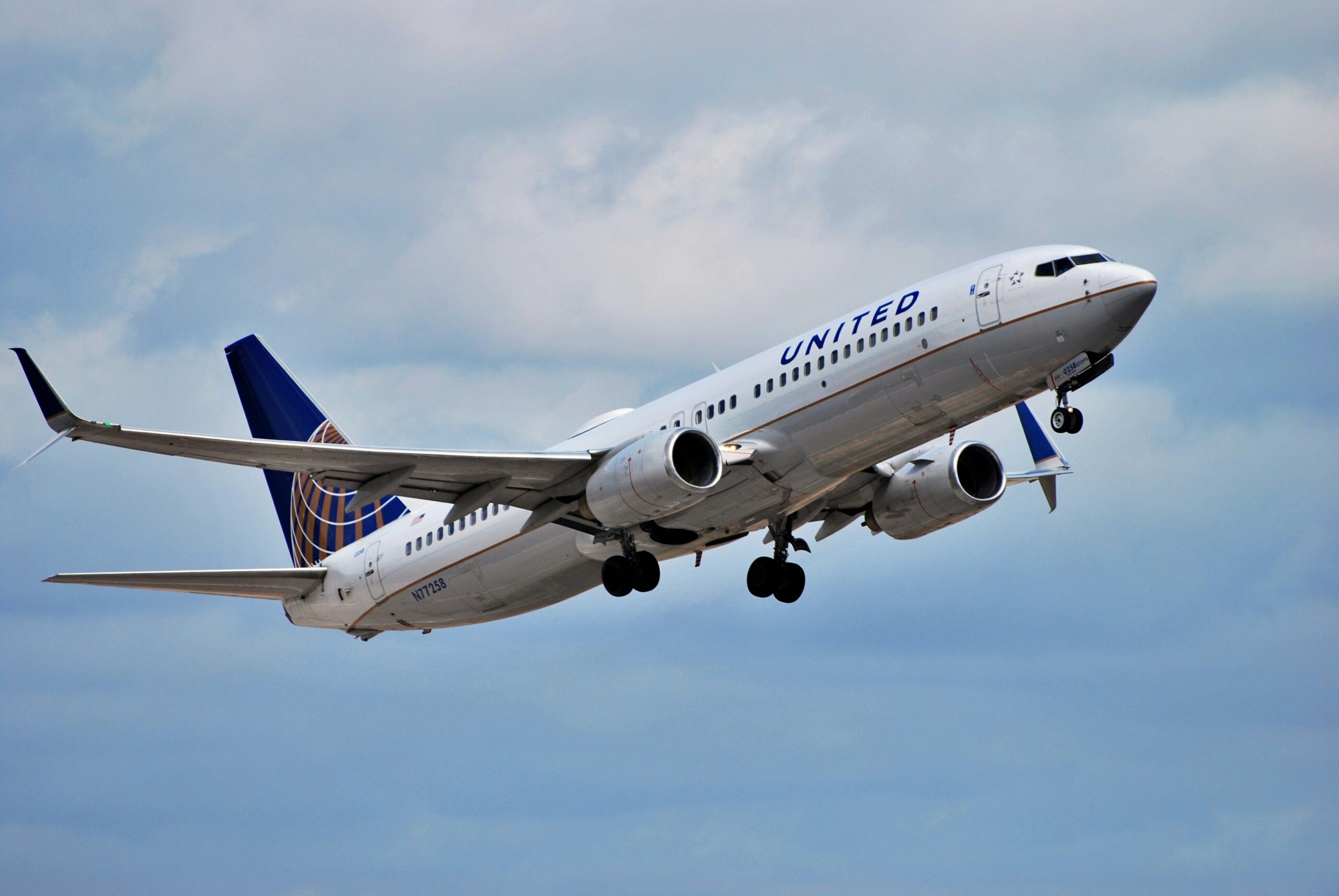 United Airlines Flight Faces Panic as Food Sickness Strikes Passengers!